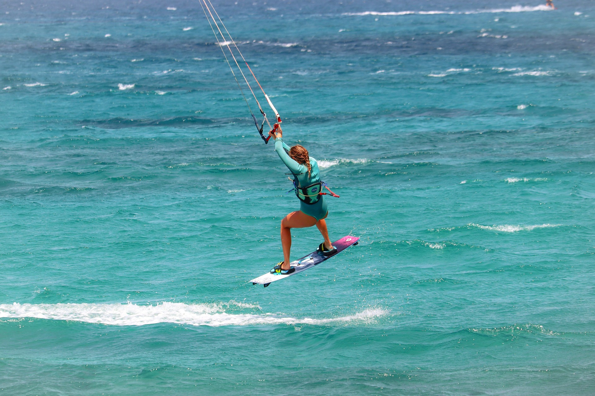 Kite surfing. Elixsis.com